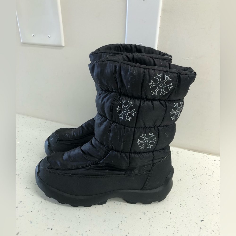 Kamik Powder black with snowflakes mens boots size 5/ womens 7